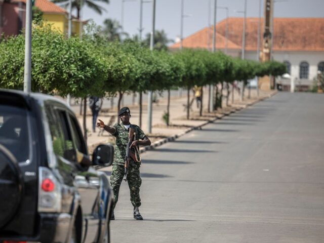 Oficiais do exército da Guiné-Bissau reivindicam ‘controle total’ enquanto tiros abalam a capital
