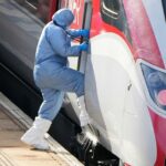 Oito minutos para colocar 11 no hospital: o que se sabe sobre o esfaqueamento de trens no Reino Unido