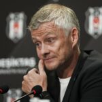 Os jogadores do Manchester United e o técnico Ruben Amorim aplaudem os torcedores.