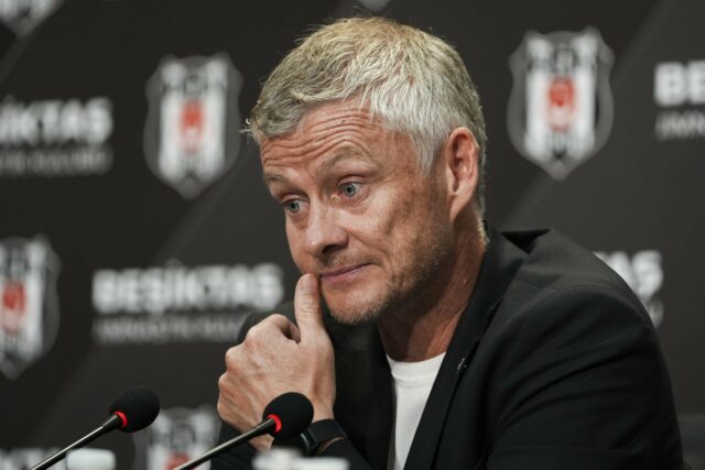 Ole Gunnar Solskjaer já sabia o que aconteceria com Man Os jogadores do Manchester United e o técnico Ruben Amorim aplaudem os torcedores.