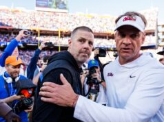 Ole Miss AD faz anúncio sobre o futuro de Lane Kiffin em meio a rumores da LSU College football head coach Billy Napier of the Florida Gators (L) right shakes hands with Head coach Lane Kiffin of the Ole Miss Rebels