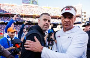 Ole Miss AD faz anúncio sobre o futuro de Lane Kiffin em meio a rumores da LSU College football head coach Billy Napier of the Florida Gators (L) right shakes hands with Head coach Lane Kiffin of the Ole Miss Rebels