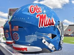 Ole Miss AD sob pressão por novo prazo An Ole Miss college football helmet