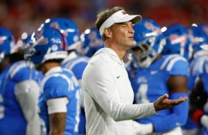 Ole Miss Fans Fear Lane Kiffin está saindo após comentários pós-jogo College football head coach Lane Kiffin of the Mississippi Rebels