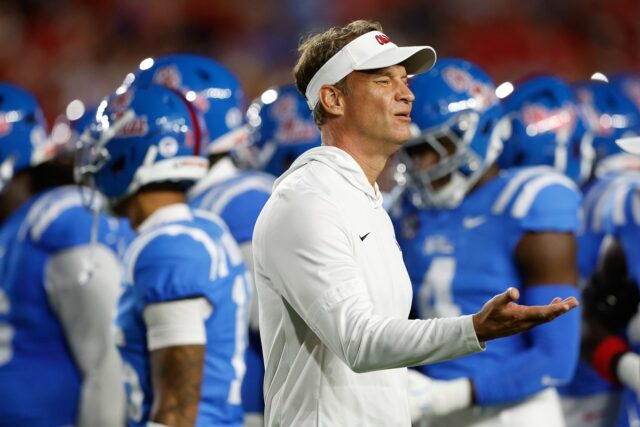 Ole Miss Fans Fear Lane Kiffin está saindo após comentários College football head coach Lane Kiffin of the Mississippi Rebels