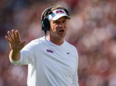 Ole Miss Staff frustrado com LSU Target Lane Kiffin: Relatório College football head coach Lane Kiffin of the Ole Miss Rebels has been linked to LSU.
