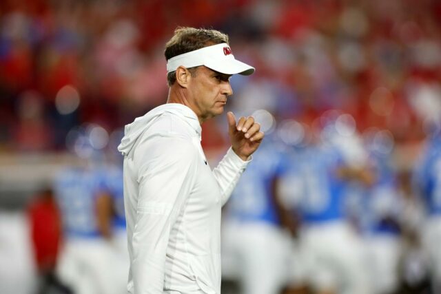 O técnico Lane Kiffin, do Mississippi Rebels, observa antes do jogo.