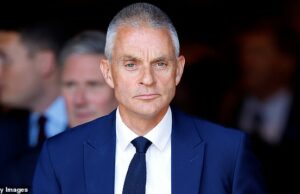 Onde está Tim Davie? Chefe da BBC ‘escondido enquanto planeja sua estratégia de saída’ em meio a disputas de imparcialidade O diretor-geral, Tim Davie, ainda não se pronunciou depois que um relatório interno na segunda-feira o acusou de ¿inação¿ contra supostas violações de imparcialidade