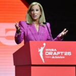 A comissária da WNBA, Cathy Engelbert, fala em um pódio durante o Draft da WNBA de 2025.