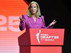 Onde estão as negociações trabalhistas da WNBA à medida que o primeiro prazo estendido se aproxima A comissária da WNBA, Cathy Engelbert, fala em um pódio durante o Draft da WNBA de 2025.