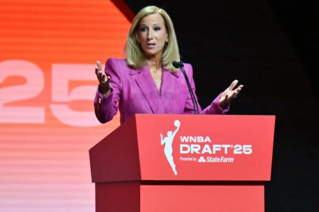 A comissária da WNBA, Cathy Engelbert, fala em um pódio durante o Draft da WNBA de 2025.