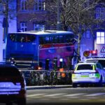 Ônibus bate em pedestres no centro de Estocolmo