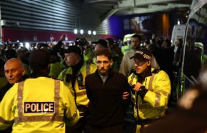 Onze presos em meio a protestos antes do jogo do Aston Villa contra o Maccabi Tel Aviv de Israel lightbox-info