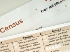 Opções extras de gênero e sexualidade chegam ao Censo de 2026 Sydney levanta bandeira para marcar o início do Mardi Gras