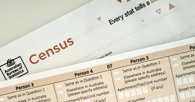 Opções extras de gênero e sexualidade chegam ao Censo de Sydney levanta bandeira para marcar o início do Mardi Gras