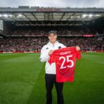 Sebastian Berhalter nº 17 dos Estados Unidos controla a bola sob pressão de Manuel Ugarte nº 5 do Uruguai durante o amistoso internacional entre Estados Unidos e Uruguai no Raymond James Stadium em 18 de novembro de 2025