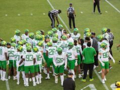 Oregon Coach é um candidato ‘principal’ para um emprego recém-inaugurado no futebol universitário The Oregon Ducks huddle on the field during a Pac-12 NCAA college football game against the Stanford Cardinal
