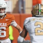 'Orgulhoso' Manning retorna e estrela vitória no Texas