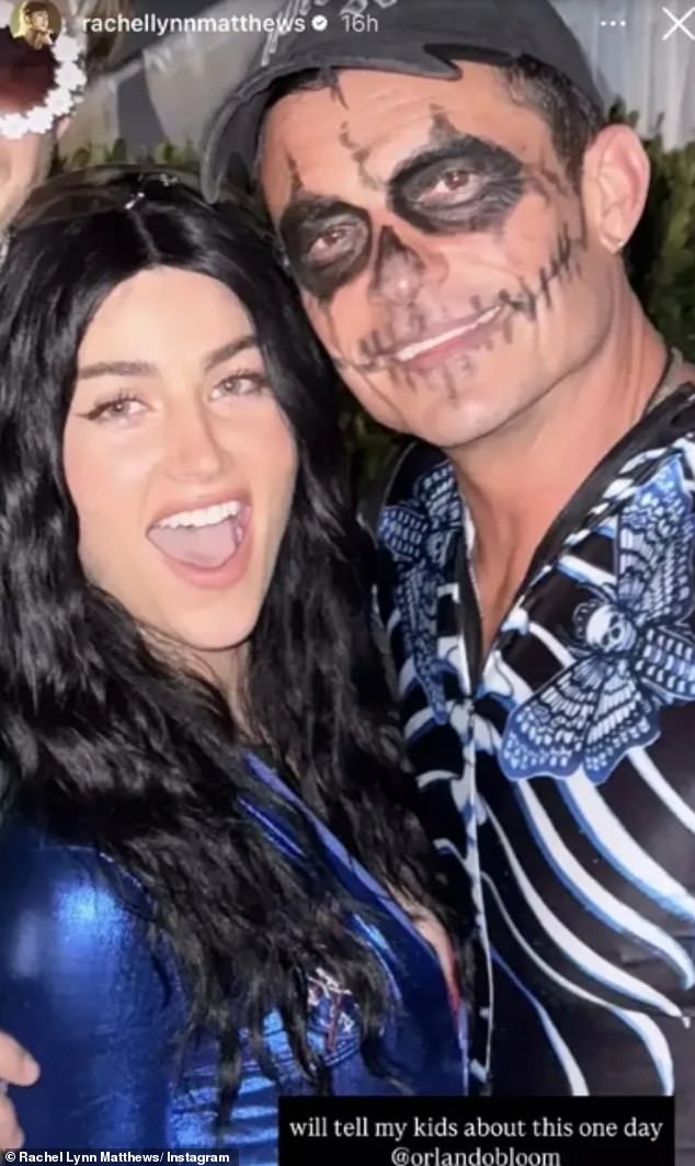 Orlando Bloom enfrenta a ira da ex-noiva Katy Perry enquanto Orlando Bloom aparentemente fez uma zombaria farpada com sua ex-noiva Katy Perry no Halloween enquanto fazia uma exibição aconchegante com Rachel Lynn Matthews, que estava vestida como a cantora