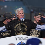Clayton Kershaw, do Los Angeles Dodgers, à esquerda, e o proprietário Mark Walter, à direita, posam com o presidente Donald Trump, à direita, durante uma cerimônia para homenagear o time campeão da Major League Baseball 2024 World Series na Sala Leste da Casa Branca, segunda-feira, 7 de abril de 2025, em Washington. (Foto AP/Mark Schiefelbein)