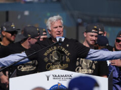 Os Dodgers apreciam a vitória na World Series – mas os laços do proprietário com o ICE deixam os fãs tristes Clayton Kershaw, do Los Angeles Dodgers, à esquerda, e o proprietário Mark Walter, à direita, posam com o presidente Donald Trump, à direita, durante uma cerimônia para homenagear o time campeão da Major League Baseball 2024 World Series na Sala Leste da Casa Branca, segunda-feira, 7 de abril de 2025, em Washington. (Foto AP/Mark Schiefelbein)