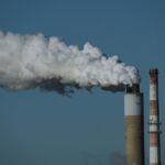 Ativistas participam de uma manifestação fora de onde estão ocorrendo as negociações na Cúpula do Clima da ONU COP30, sexta-feira, 21 de novembro de 2025, em Belém, Brasil. (Foto AP/Joshua A. Bickel)