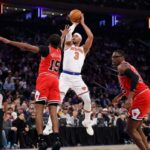 Josh Hart arremessa enquanto Julian Phillips defende o Bulls no primeiro tempo no Madison Square Garden em Nova York, Nova York, 2 de novembro de 2025.