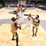 Michael Porter Jr., nº 17 do Brooklyn Nets, vai até a cesta durante o jogo contra o Washington Wizards em 16 de novembro de 2025.