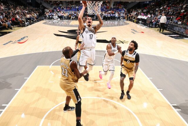 Os Nets finalmente conseguem a segunda vitória com uma derrota Michael Porter Jr., nº 17 do Brooklyn Nets, vai até a cesta durante o jogo contra o Washington Wizards em 16 de novembro de 2025.