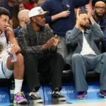 O armador do Golden State Warriors, Brandin Podziemski, chega antes de um jogo de basquete da NBA contra o Miami Heat, quarta-feira, 19 de novembro de 2025, em Miami. (Foto AP/Lynne Sladky)