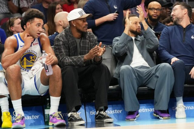 Os Short-handed Warriors lutam sem Curry, Butler e Green, mas O armador do Golden State Warriors, Brandin Podziemski, chega antes de um jogo de basquete da NBA contra o Miami Heat, quarta-feira, 19 de novembro de 2025, em Miami. (Foto AP/Lynne Sladky)