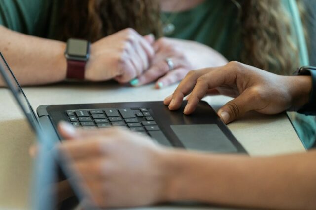 Os alunos de um professor da Califórnia de repente começaram a tirar notas A. Uma ferramenta de IA do Google foi longe demais?
