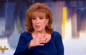 Os apresentadores de ‘The View’ aplaudem Nancy Pelosi por ser a ‘chefe atormentadora’ de Trump após o anúncio de aposentadoria Os apresentadores de 'The View' aplaudem Nancy Pelosi por ser a 'chefe atormentadora' de Trump após o anúncio de aposentadoria