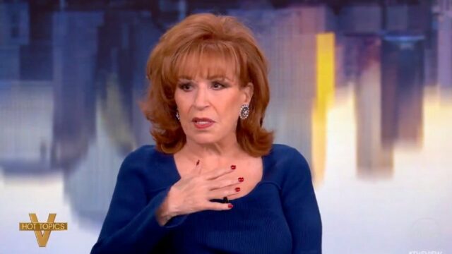 Os apresentadores de 'The View' aplaudem Nancy Pelosi por ser Os apresentadores de 'The View' aplaudem Nancy Pelosi por ser a 'chefe atormentadora' de Trump após o anúncio de aposentadoria