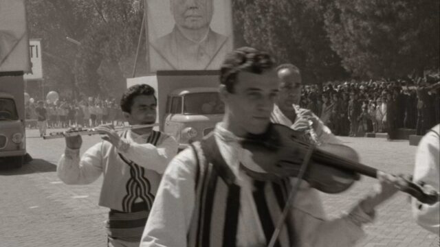 Os arquivos de propaganda com toques soviéticos da Albânia revelam uma paixão pelo cinema, diz o documentarista Roland Sejko
