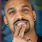 Dr. Maheer Shah, um importante dentista de Perth especializado em odontologia estética - e fazendo grillz à parte.