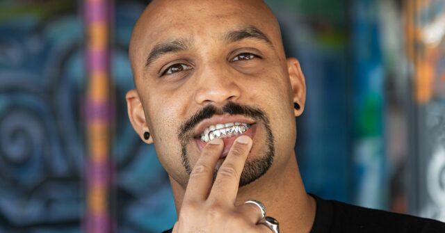Os australianos pagam a esse cara até US$ 5.000 pelo Dr. Maheer Shah, um importante dentista de Perth especializado em odontologia estética - e fazendo grillz à parte.