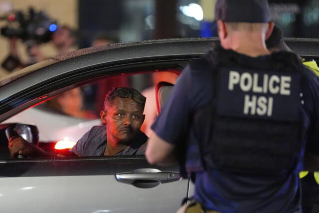 Os capangas da Segurança Interna de Trump estão combatendo os Desenho animado de Mike Luckovich