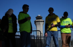 Os controladores de tráfego aéreo ainda estão se recuperando da paralisação de Trump O secretário de transportes, Sean Duffy, na sala de coletivas de imprensa James Brady na Casa Branca, quinta-feira, 30 de janeiro de 2025, em Washington. (Foto AP/Jacquelyn Martin)