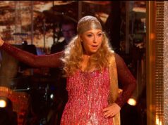 Os espectadores do Strictly Come Dancing ficaram ‘destruídos’ por Alex Kingston enquanto a atriz comete vários erros durante a última apresentação: ‘Eu só quero dar um abraço nela!’ Os espectadores do Strictly Come Dancing ficaram 'destruídos' por Alex Kingston enquanto a atriz comete vários erros durante a última apresentação: 'Eu só quero dar um abraço nela!'