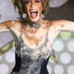 Winnie Harlow está enfrentando uma reação violenta depois de recriar um dos capítulos mais vulneráveis ​​da vida de Whitney Houston