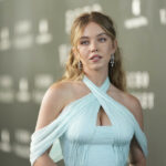 Christy Martin, à esquerda, e Sydney Sweeney chegam ao evento Power of Women: Los Angeles da Variety em 2025 na quarta-feira, 29 de outubro de 2025, no Beverly Hills Hotel em Beverly Hills, Califórnia.