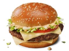 Os fãs do McDonald’s atacaram o Big Tasty – que não é tão grande depois que a rede de hambúrgueres redimensionou o menu favorito Os fãs do McDonald's criticaram o Big Tasty (foto) por não ser grande o suficiente depois que a rede de fast food redimensionou o item favorito dos fãs