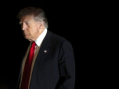 Os hipócritas do Partido Republicano agora estão bem em mudar as regras de empréstimos estudantis O presidente Donald Trump, à esquerda, aponta para o presidente da Suprema Corte, John Roberts, após prestar juramento durante a 60ª posse presidencial na Rotunda do Capitólio dos EUA em Washington, segunda-feira, 20 de janeiro de 2025. (Kenny Holston/The New York Times via AP, Pool)