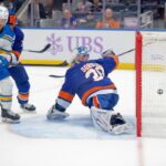 O goleiro dos Islanders, Ilya Sorokin, deixa um gol no segundo período de uma derrota em 22 de novembro de 2025.