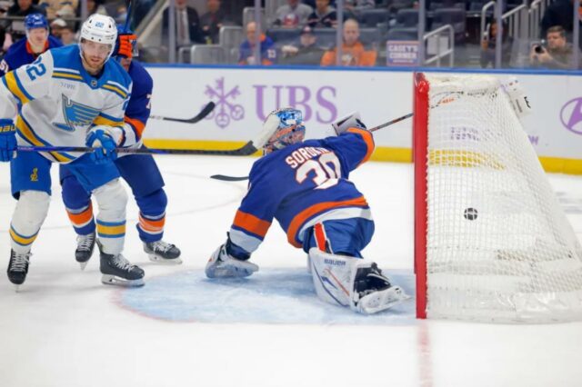 O goleiro dos Islanders, Ilya Sorokin, deixa um gol no segundo período de uma derrota em 22 de novembro de 2025.