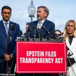 O deputado Ro Khanna, D-CA, o deputado Thomas Massie, R-KY, e a deputada Marjorie Taylor Green, R-GA, falam durante uma conferência de imprensa com sobreviventes do criminoso sexual condenado Jeffrey Epstein sobre a Lei de Transparência de Arquivos Epstein fora do Capitólio dos EUA em Washington, DC na terça-feira