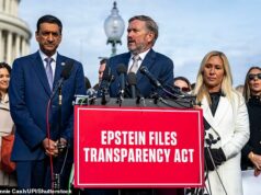 Os legisladores dos EUA exigem que Andrew testemunhe enquanto votam os arquivos de Epstein: ‘Houve um acerto de contas na Grã-Bretanha. Precisamos disso aqui’ O deputado Ro Khanna, D-CA, o deputado Thomas Massie, R-KY, e a deputada Marjorie Taylor Green, R-GA, falam durante uma conferência de imprensa com sobreviventes do criminoso sexual condenado Jeffrey Epstein sobre a Lei de Transparência de Arquivos Epstein fora do Capitólio dos EUA em Washington, DC na terça-feira