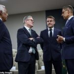Sir Keir Starmer e outros líderes europeus colocaram-se em rota de colisão com Donald Trump na noite passada, depois de rejeitarem o plano de paz do presidente dos EUA para acabar com a guerra na Ucrânia. Na foto, da esquerda para a direita: o presidente do Conselho Europeu, Antonio Costa, Keir Starmer, o presidente francês Emmanuel Macron e o presidente finlandês Alexander Stubb