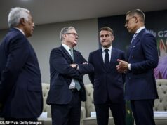 Os líderes do G20 rejeitam o plano de paz de Trump: raiva pelo acordo dos EUA enquanto os críticos alertam que deixará Kiev à mercê dos ataques russos Sir Keir Starmer e outros líderes europeus colocaram-se em rota de colisão com Donald Trump na noite passada, depois de rejeitarem o plano de paz do presidente dos EUA para acabar com a guerra na Ucrânia. Na foto, da esquerda para a direita: o presidente do Conselho Europeu, Antonio Costa, Keir Starmer, o presidente francês Emmanuel Macron e o presidente finlandês Alexander Stubb